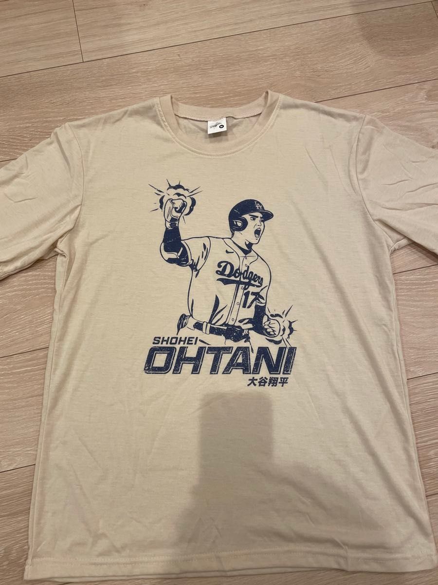 ドジャースタジアムで配布された大谷翔平のTシャツを手に笑顔を ドジャースタジアムで配布された大谷翔平のTシャツを手に笑顔を