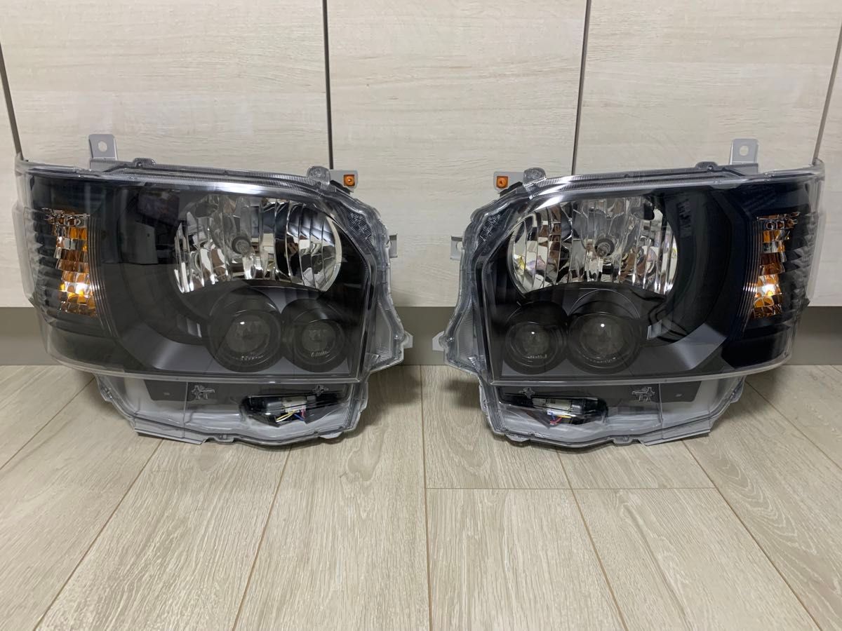 ハイエース純正ヘッドライト 200系 新車外し ハイエース純正ヘッドライト 200系 新車外し