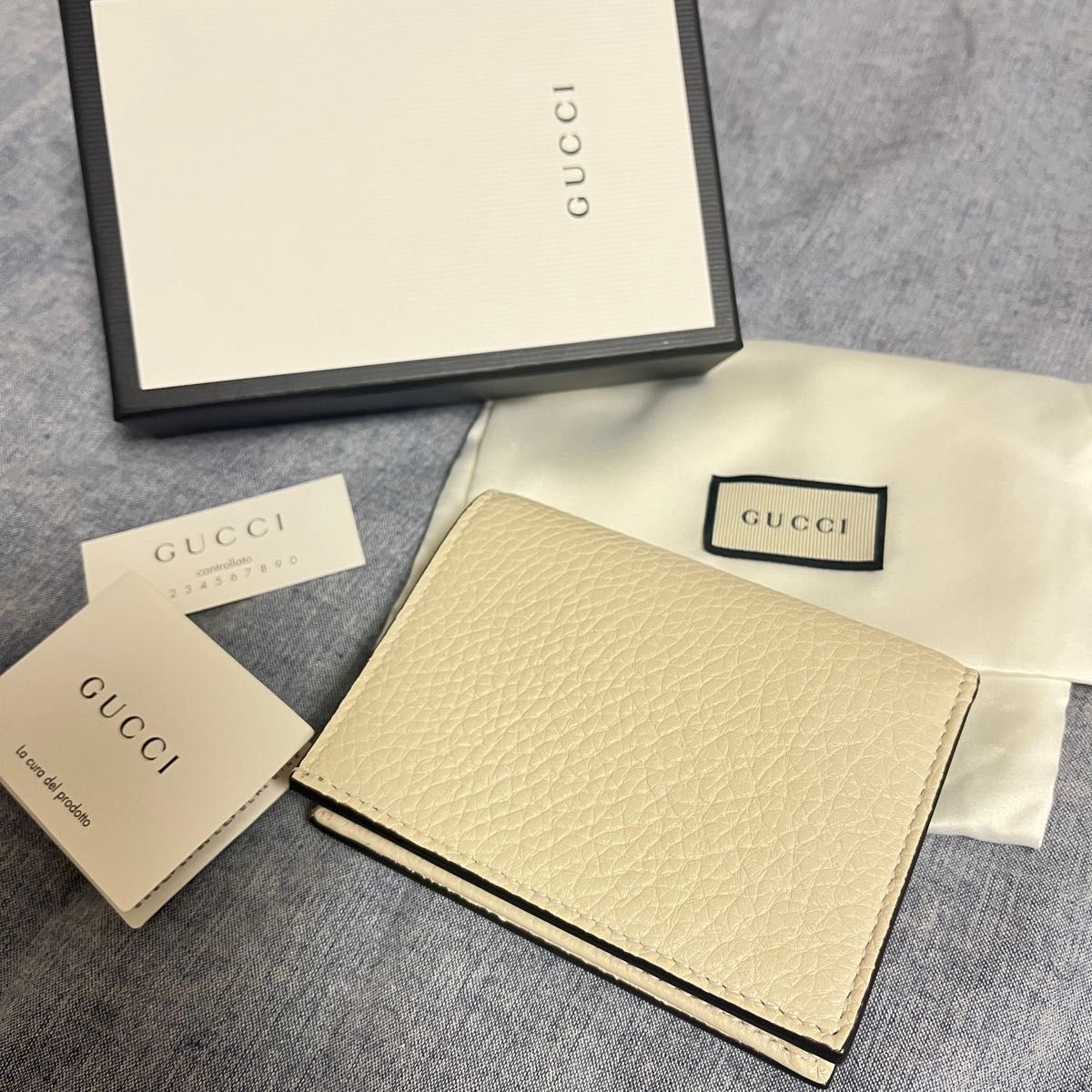GUCCI BLIND FOR LOVE 二つ折り財布グッチビー木製カウンター 棚 GUCCI BLIND FOR LOVE 二つ折り財布グッチビー木製カウンター 棚