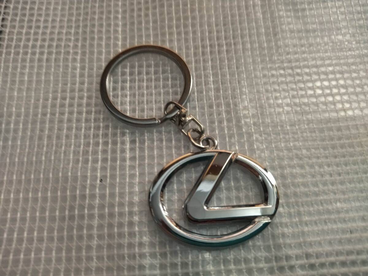 【ゆうパケット送料込】LEXUS(レクサス) キーホルダー　メッキシルバー　横3.7cm×縦2.8cm