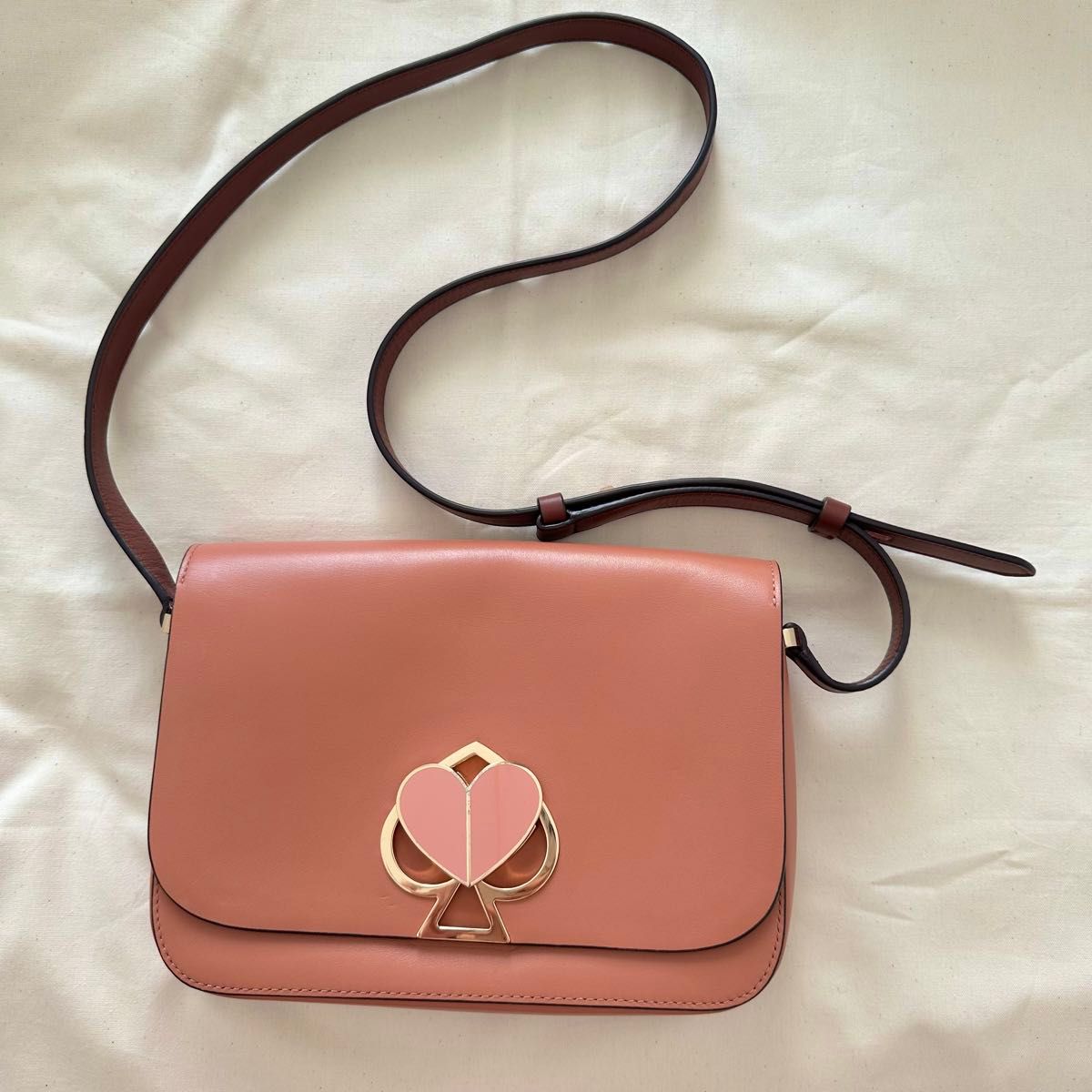 ケイトスペード katespade ニコラ ツイストロック ミディアム ケイトスペード katespade ニコラ ツイストロック ミディアム