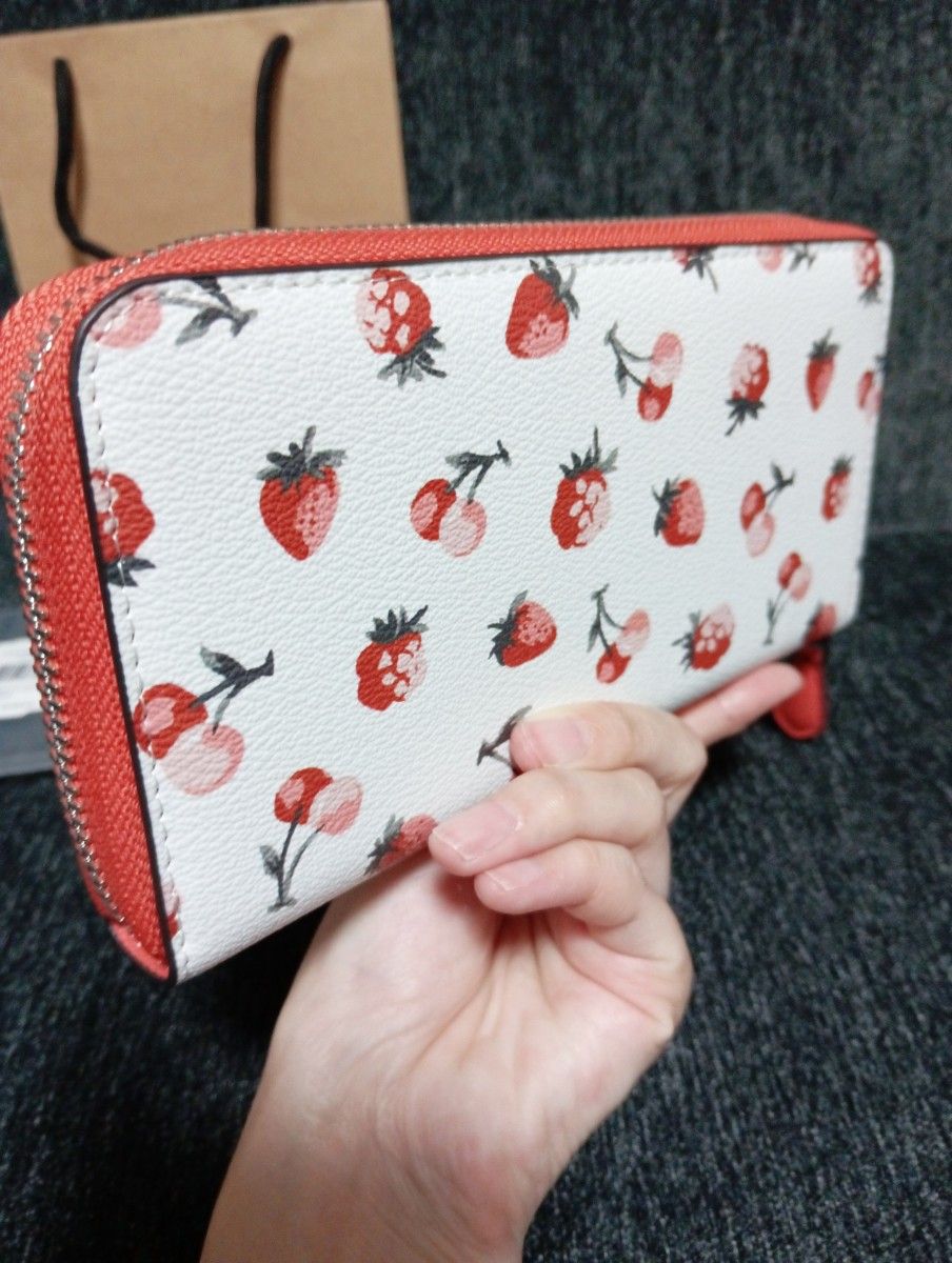 売切特価 【新品未使用】COACH コーチ 長財布 いちご さくらんぼ 売切特価 【新品未使用】COACH コーチ 長財布 いちご さくらんぼ