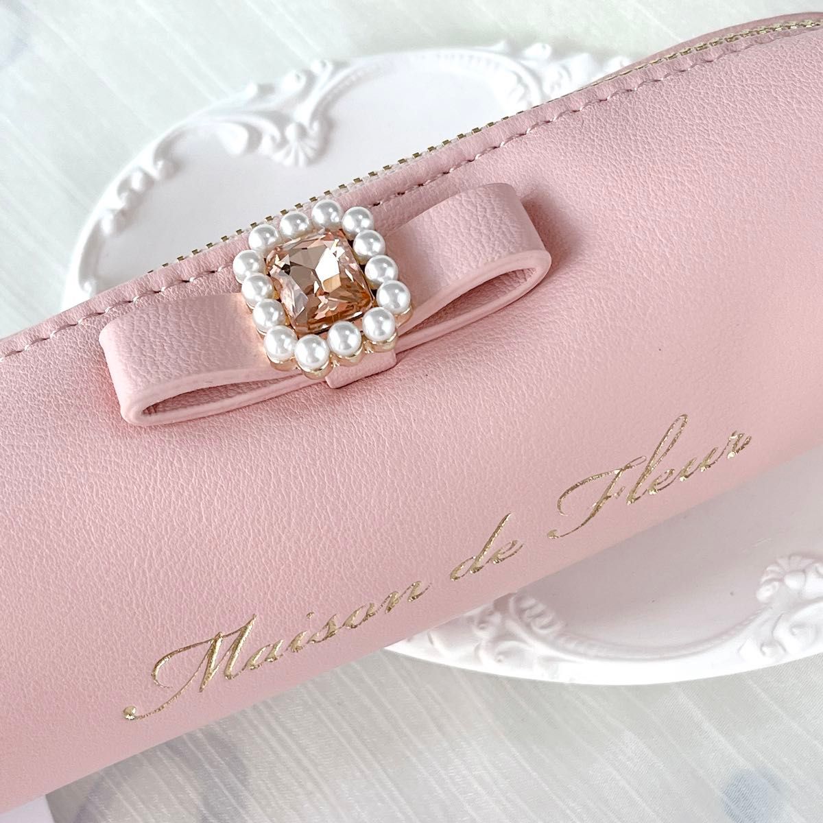 Maison de FLEUR パールビジュー合皮リボンロングポーチ 新品未 Maison de FLEUR パールビジュー合皮リボンロングポーチ 新品未