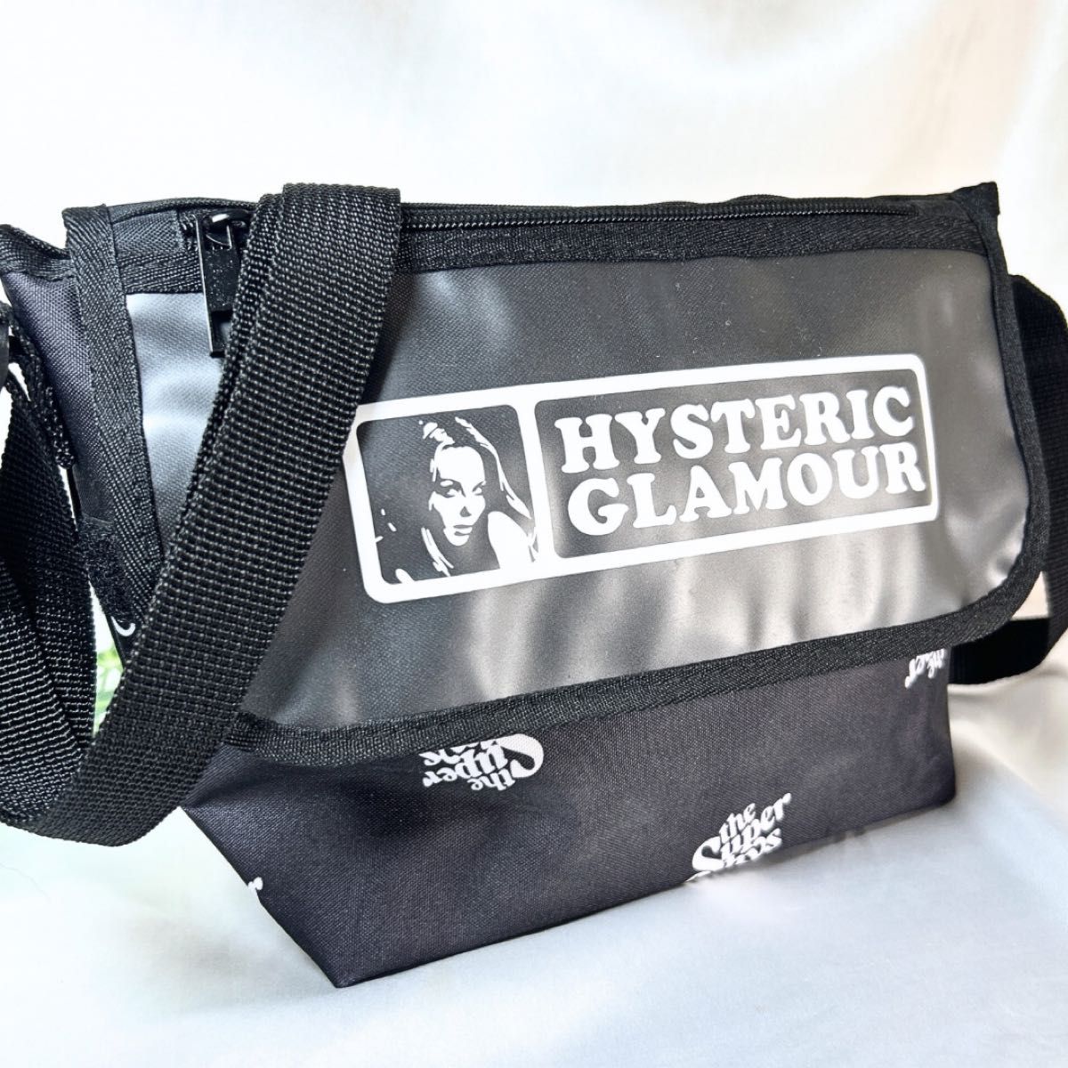 美品】HYSTERIC GLAMOUR ナイロン ミニ ショルダーバッグ 黒 美品】HYSTERIC GLAMOUR ナイロン ミニ ショルダーバッグ 黒