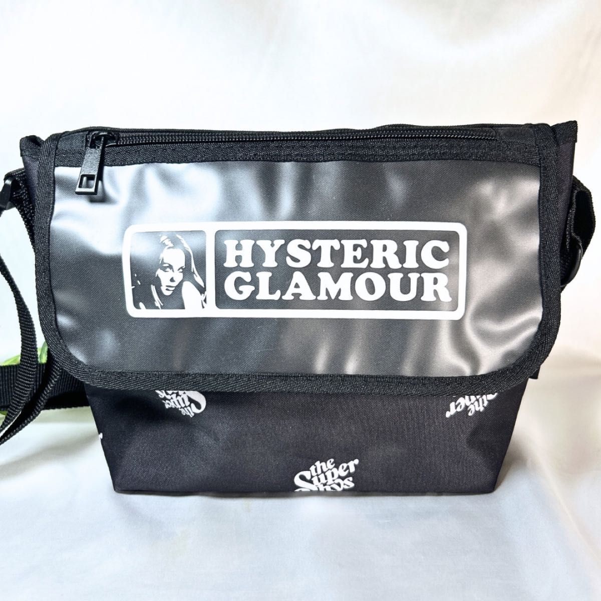 美品】HYSTERIC GLAMOUR ナイロン ミニ ショルダーバッグ 黒 美品】HYSTERIC GLAMOUR ナイロン ミニ ショルダーバッグ 黒