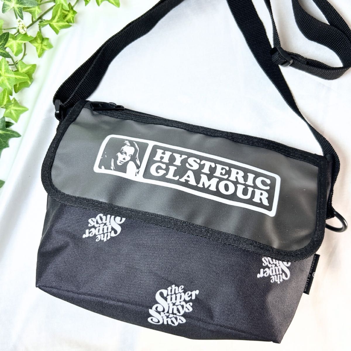 美品】HYSTERIC GLAMOUR ナイロン ミニ ショルダーバッグ 黒 美品】HYSTERIC GLAMOUR ナイロン ミニ ショルダーバッグ 黒