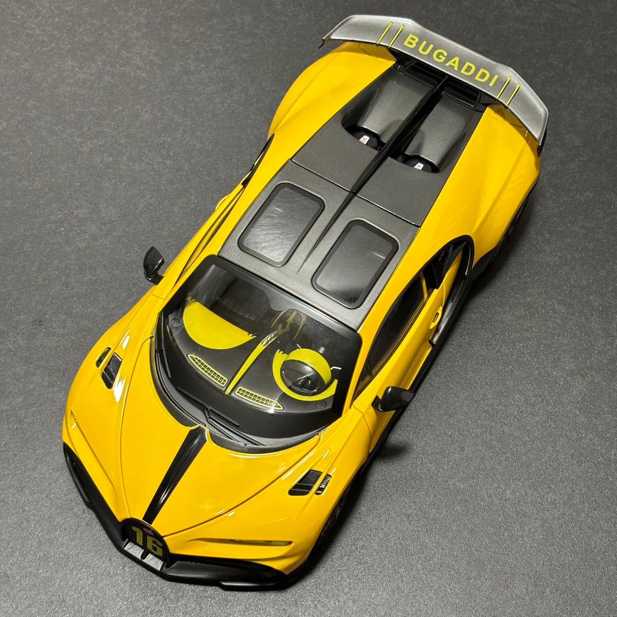 ブガッティシロン イエロー ミニカー 1 18 ライト点灯 サウンド ブガッティシロン イエロー ミニカー 1 18 ライト点灯 サウンド
