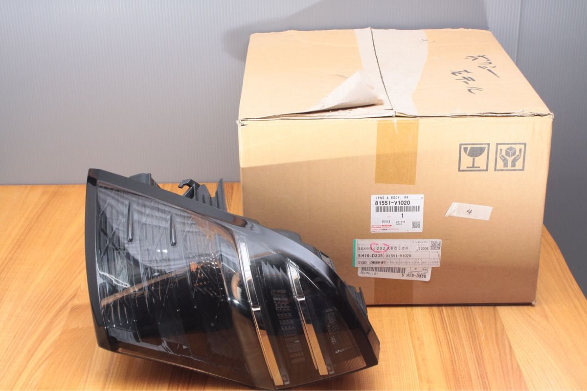 〓中古〓トヨタ ヴォクシー 右テールランプ 81551-V1020 #C04 〓中古〓トヨタ ヴォクシー 右テールランプ 81551-V1020 #C04