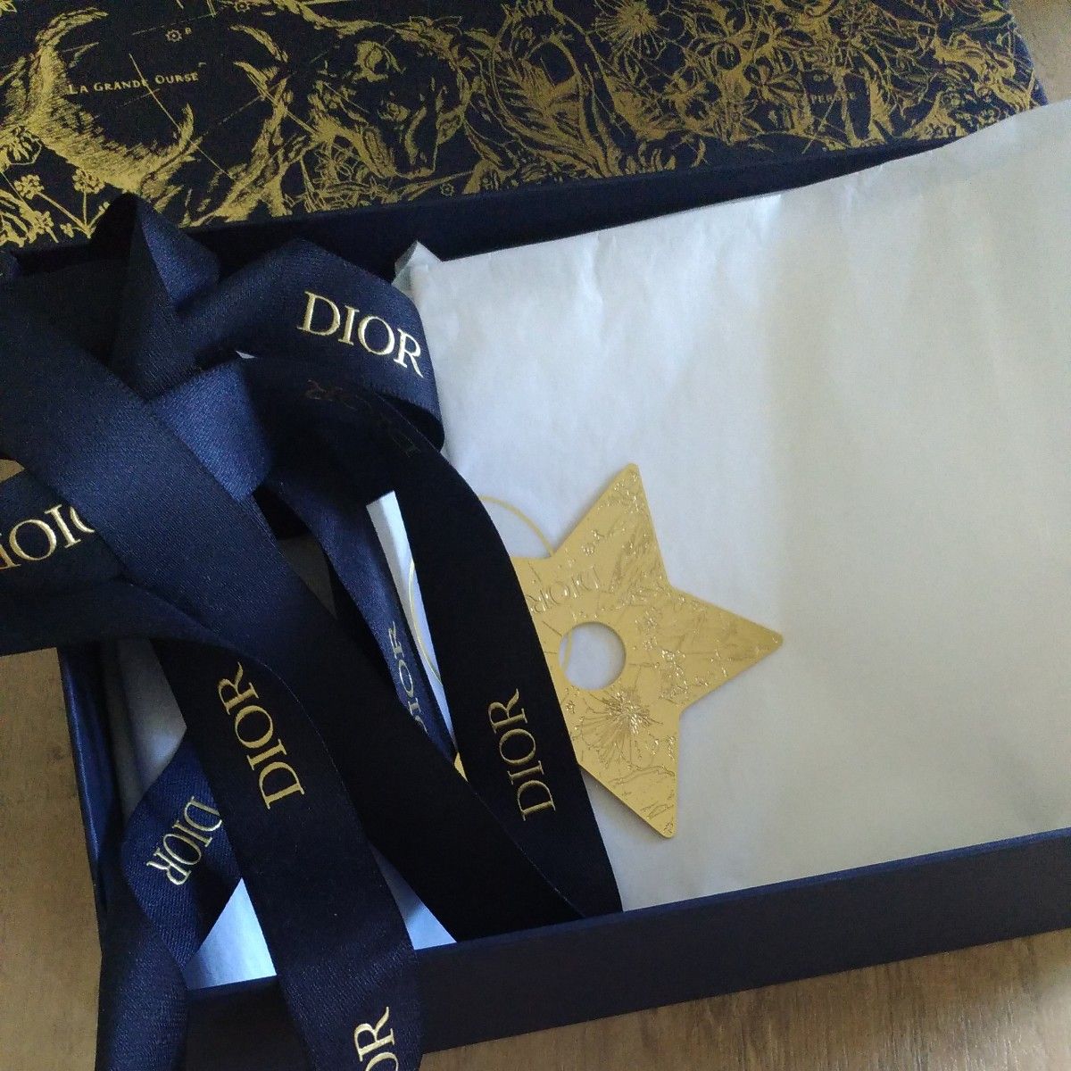 Dior 2022 限定 クリスマス ギフトボックス 巾着付き 星座 Dior 2022 限定 クリスマス ギフトボックス 巾着付き 星座