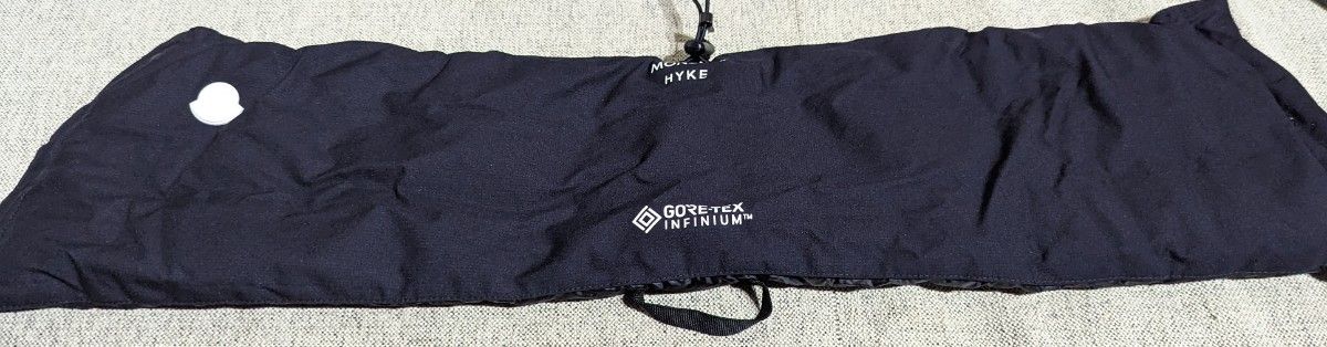 Moncler × Hyke コラボ ダウン ネックウォーマー ネイビー Moncler × Hyke コラボ ダウン ネックウォーマー ネイビー
