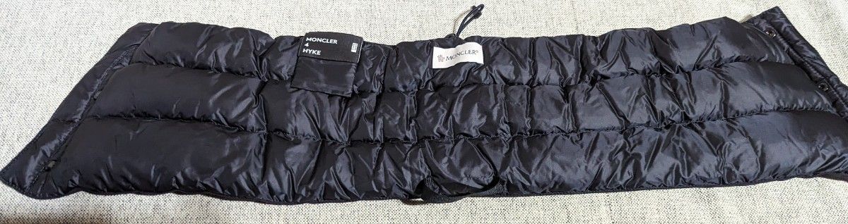 Moncler × Hyke コラボ ダウン ネックウォーマー ネイビー Moncler × Hyke コラボ ダウン ネックウォーマー ネイビー