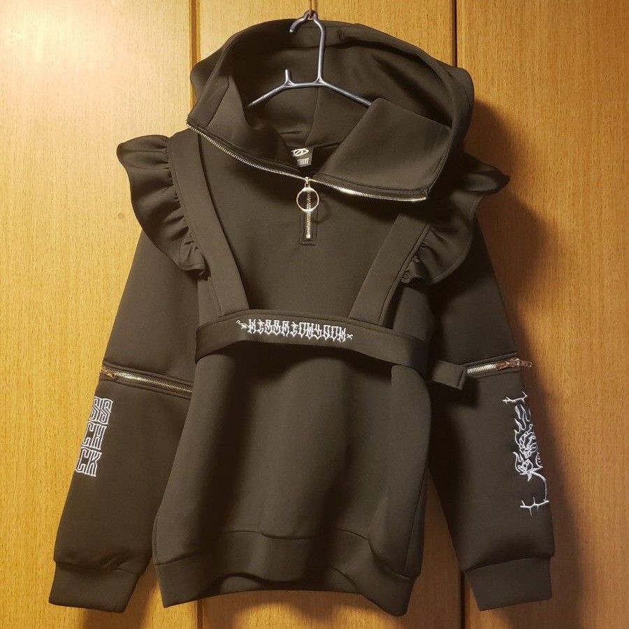 KRY フリルショルダーベルト ファスナースリーブ ハーフZIPパーカー KRY フリルショルダーベルト ファスナースリーブ ハーフZIPパーカー
