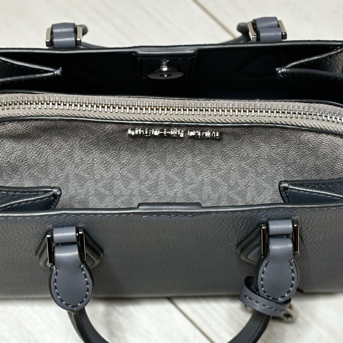 超美品 未使用品 マイケルコース ダリア 2IN1 サッチェル 超美品 未使用品 マイケルコース ダリア 2IN1 サッチェル