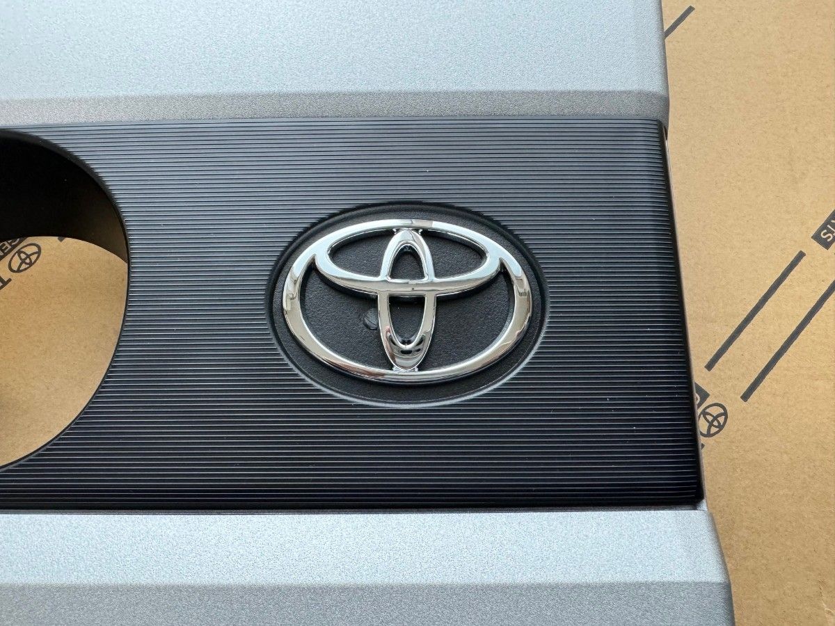 ポン付け可能 90系ヴォクシー ノア エンジンカバー ガソリン車用 ポン付け可能 90系ヴォクシー ノア エンジンカバー ガソリン車用