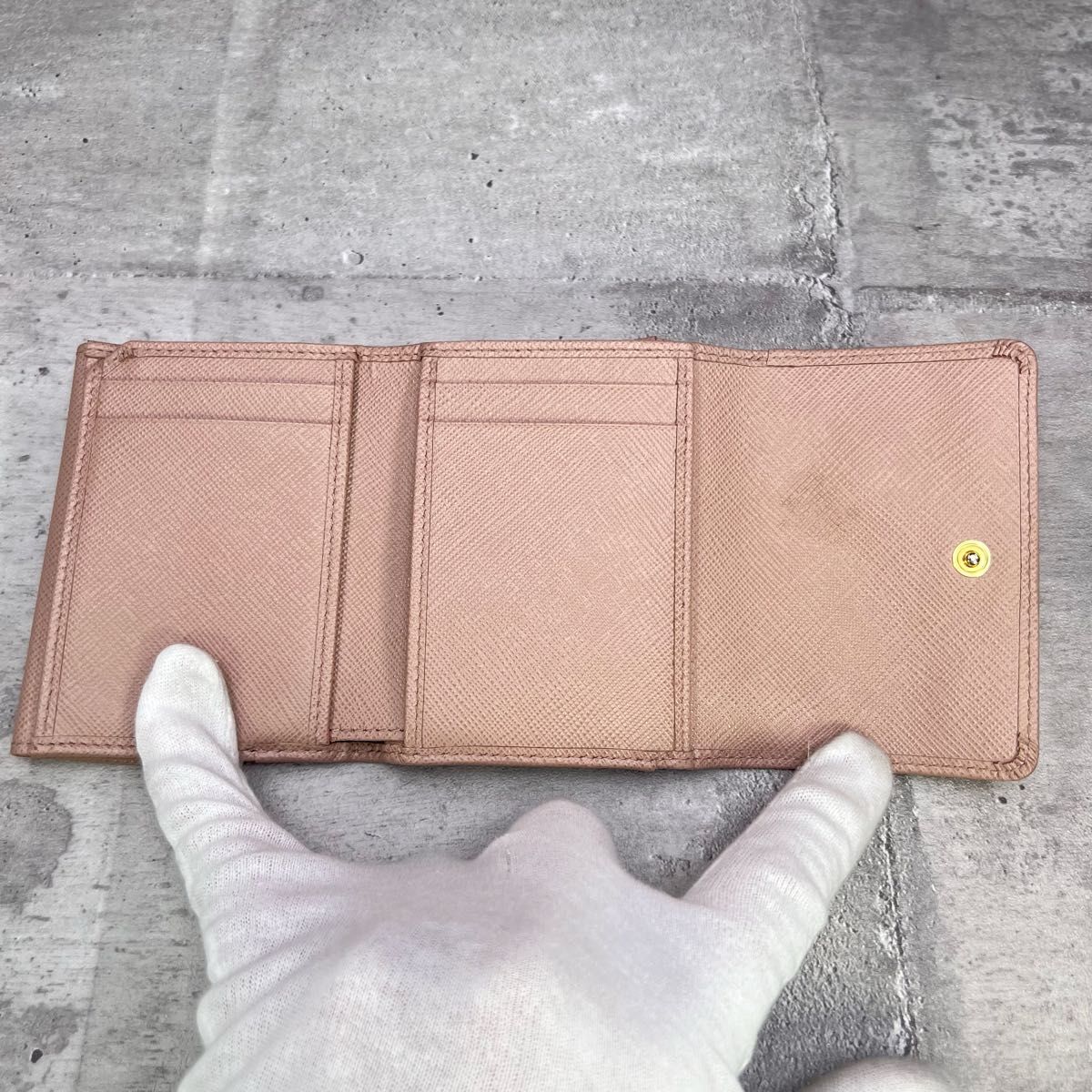 美品 PRADA プラダ 三つ折り財布 サフィアーノレザー ピンク 美品 PRADA プラダ 三つ折り財布 サフィアーノレザー ピンク