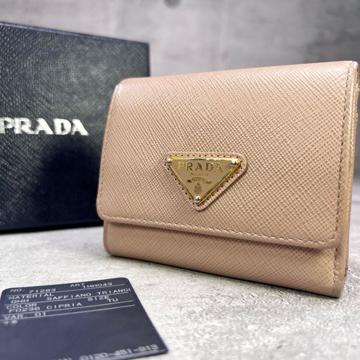 美品 PRADA プラダ 三つ折り財布 サフィアーノレザー ピンク 美品 PRADA プラダ 三つ折り財布 サフィアーノレザー ピンク