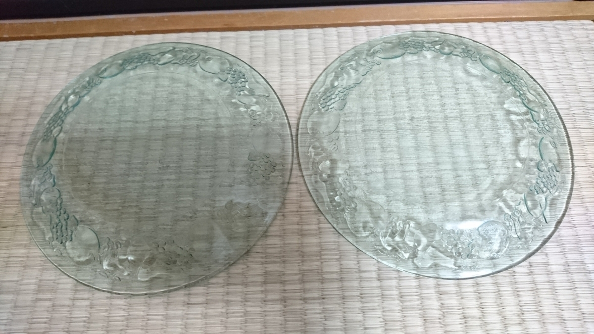 昭和レトロ ガラス食器 色ガラス ガラスのお皿 2枚 フルーツ柄 食器 未使用 美品_画像5