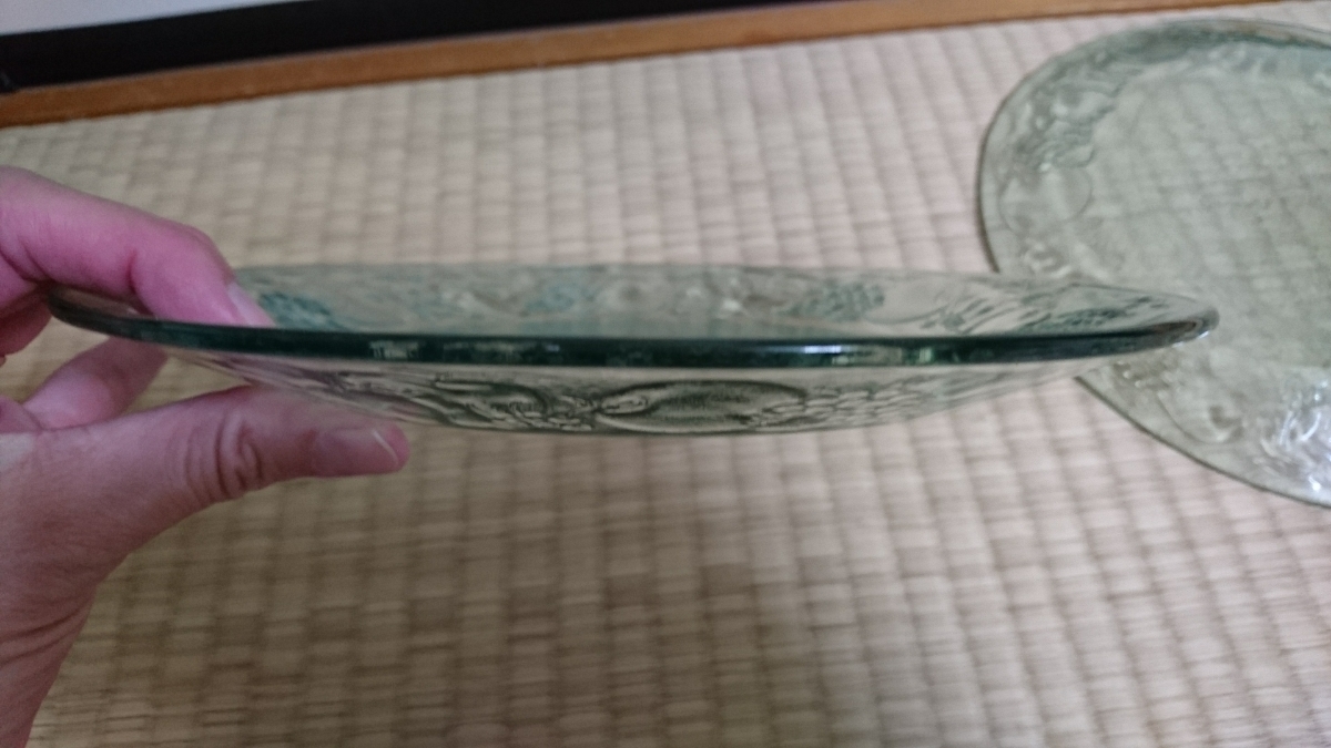 昭和レトロ ガラス食器 色ガラス ガラスのお皿 2枚 フルーツ柄 食器 未使用 美品_画像7