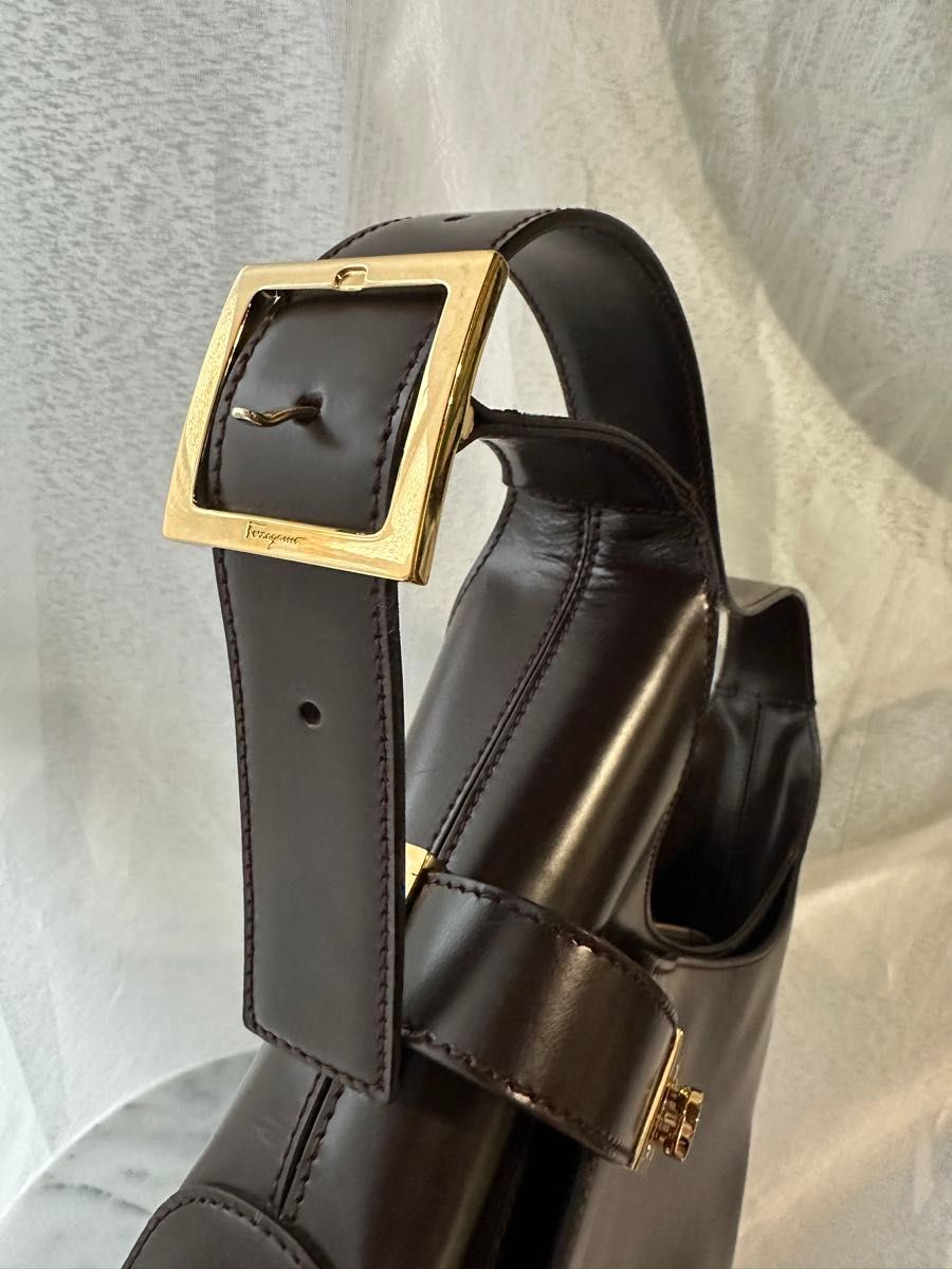 Ferragamo フェラガモ ガンチーニショルダーバッグ ダーク Ferragamo フェラガモ ガンチーニショルダーバッグ ダーク