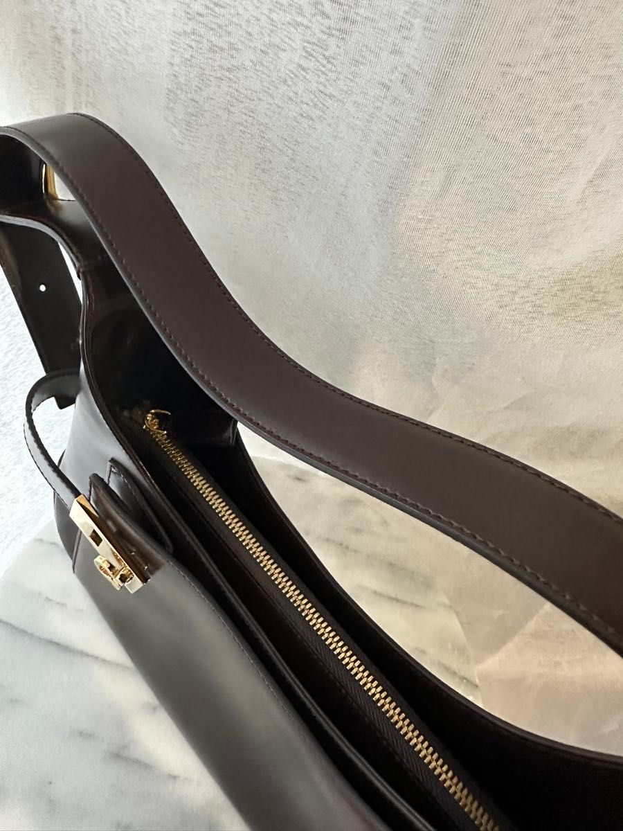Ferragamo フェラガモ ガンチーニショルダーバッグ ダーク Ferragamo フェラガモ ガンチーニショルダーバッグ ダーク