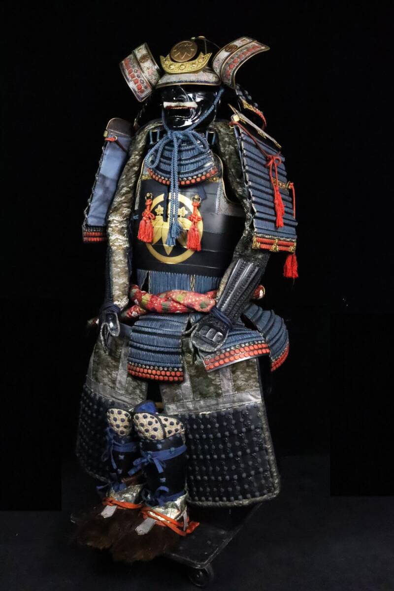 時代不明 ウブ品 鎧 甲冑 朱漆金彩 鎧 箱付 家紋入 武具 等身大 豪商旧家蔵出うぶ荷 時代甲冑鎧武具 時代古鉄地 二枚胴具足