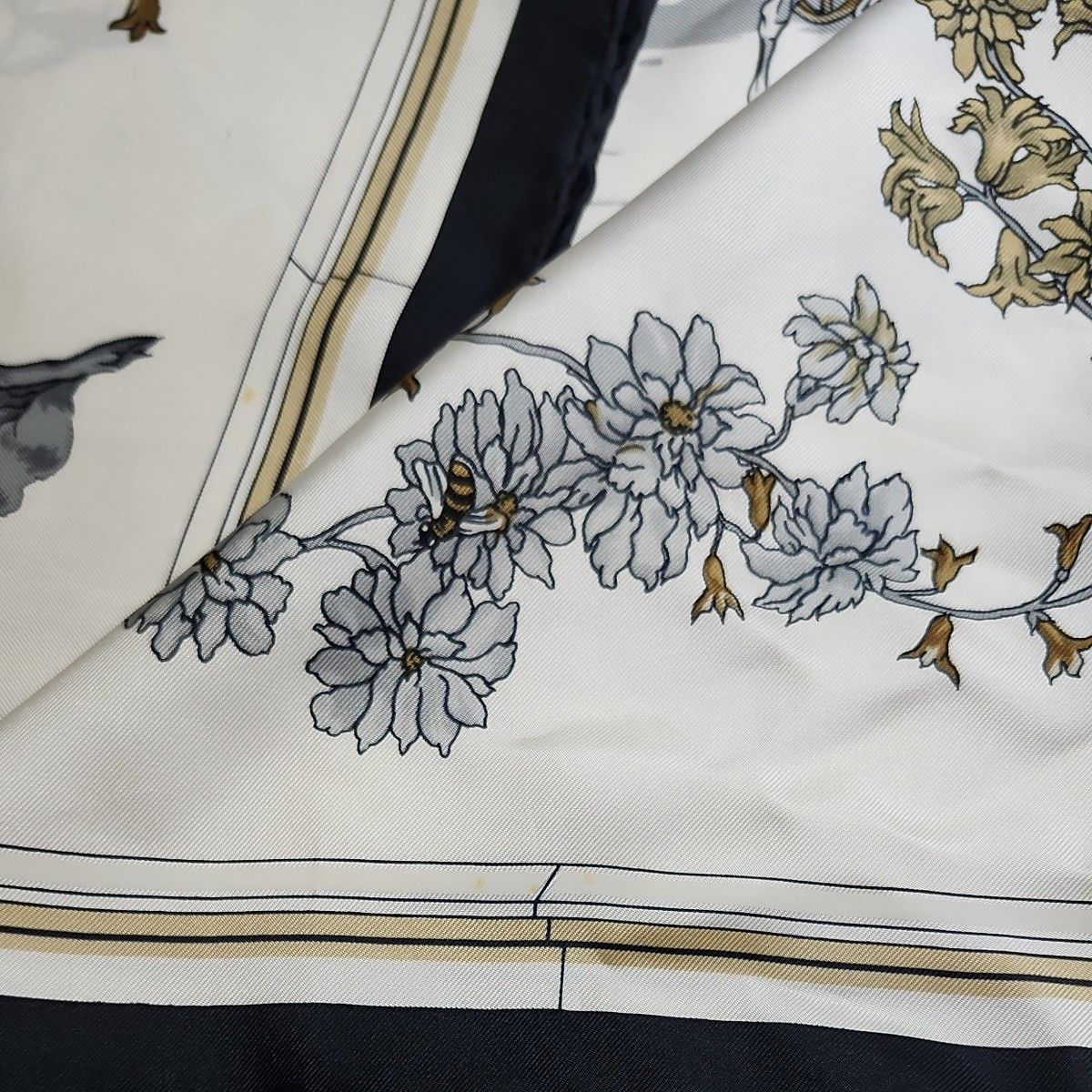 ヴィンテージ エルメス スカーフ カレ90 Quai Aux Fleurs 花咲く ヴィンテージ エルメス スカーフ カレ90 Quai Aux Fleurs 花咲く