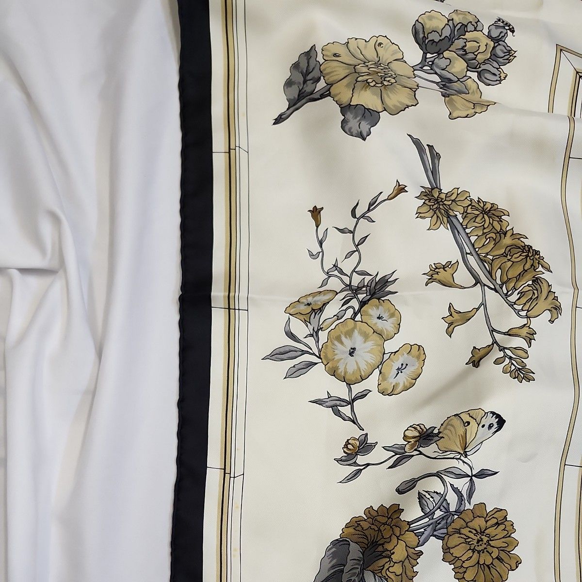 ヴィンテージ エルメス スカーフ カレ90 Quai Aux Fleurs 花咲く ヴィンテージ エルメス スカーフ カレ90 Quai Aux Fleurs 花咲く