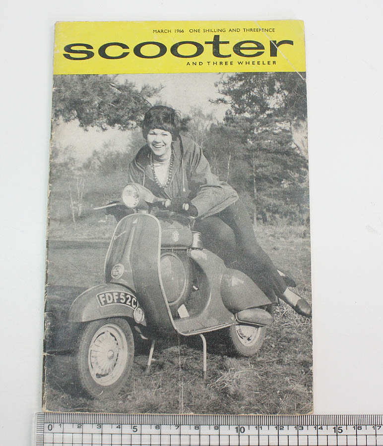 激レア 入手困難品 60年代 英国スクーター雑誌 [SCOOTER AND THREE WHEELER]1966年 3月号 表紙が90SSと美女? 資料としても最適です! _ヨコ約14cm です。