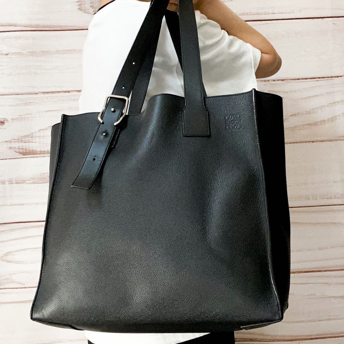Yahoo!オークション - 【美品・現行型】ロエベ バックルトート Yahoo!オークション - 【美品・現行型】ロエベ バックルトート