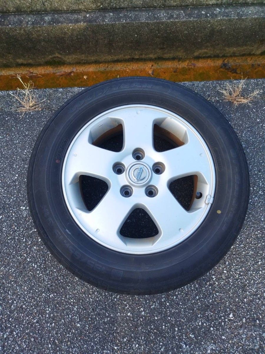 日産セレナ(DBA−C25)純正15インチアルミホイールと15インチタイヤ 日産セレナ(DBA−C25)純正15インチアルミホイールと15インチタイヤ
