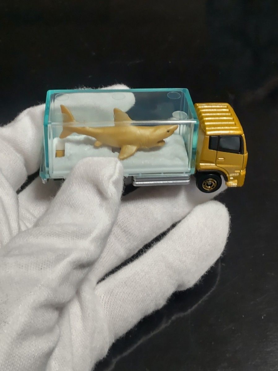 トミカイベントモデル クリア賞 UDトラックス クオン 金色サメ運搬トラック(非売品) 新品未使用 トミカイベントモデル クリア賞 UDトラックス クオン 金色サメ運搬トラック(非売品) 新品未使用