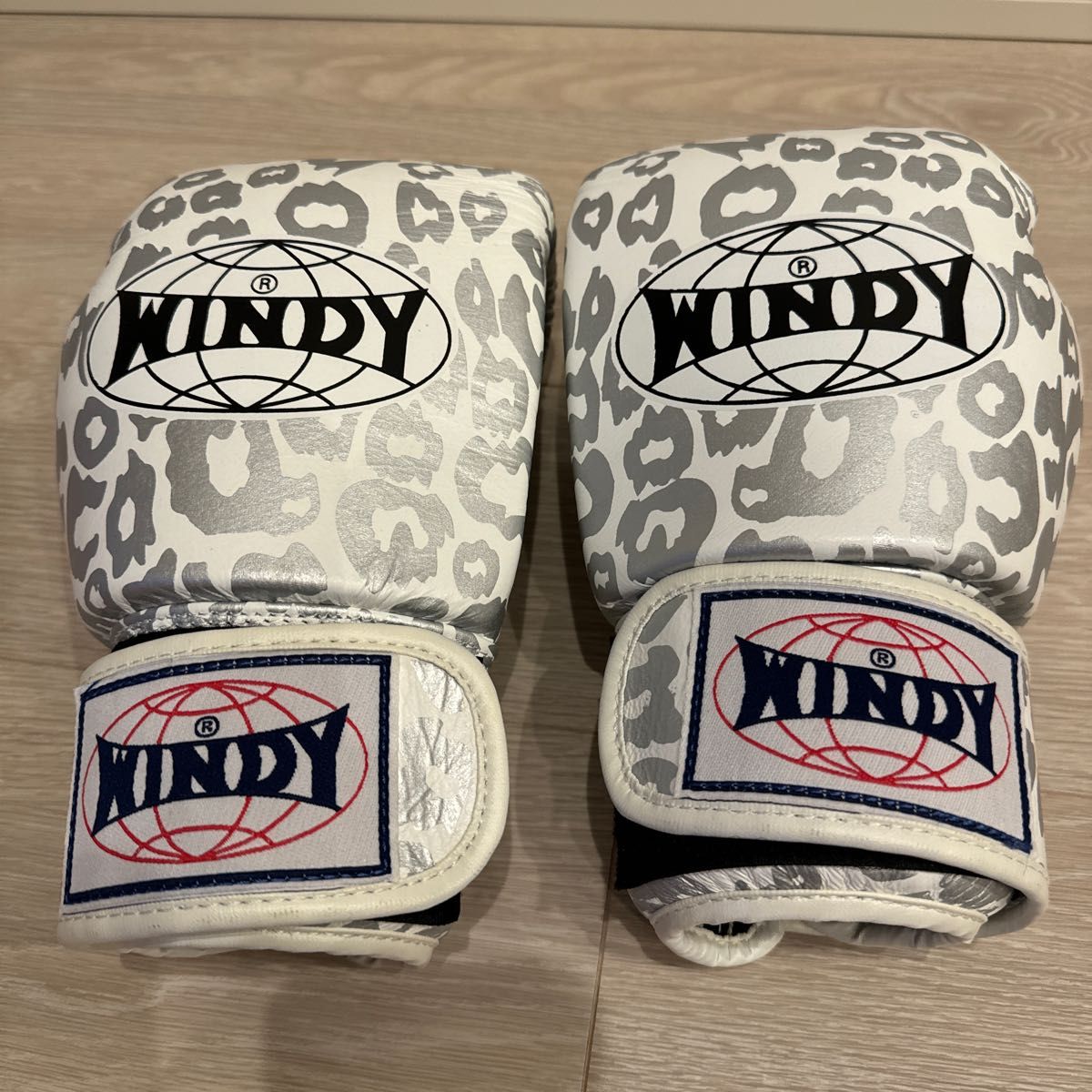 美品 WINDY グローブ 8オンス BGVH シルバー ボクシンググローブ 美品 WINDY グローブ 8オンス BGVH シルバー ボクシンググローブ