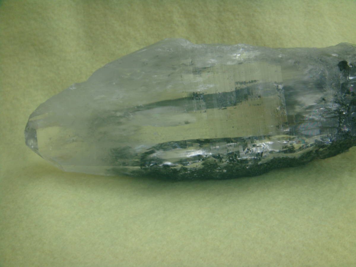◆大型ヒマラヤ水晶原石（緑泥石付、虹入り、条線入り）高透明度　（希少）　_画像4