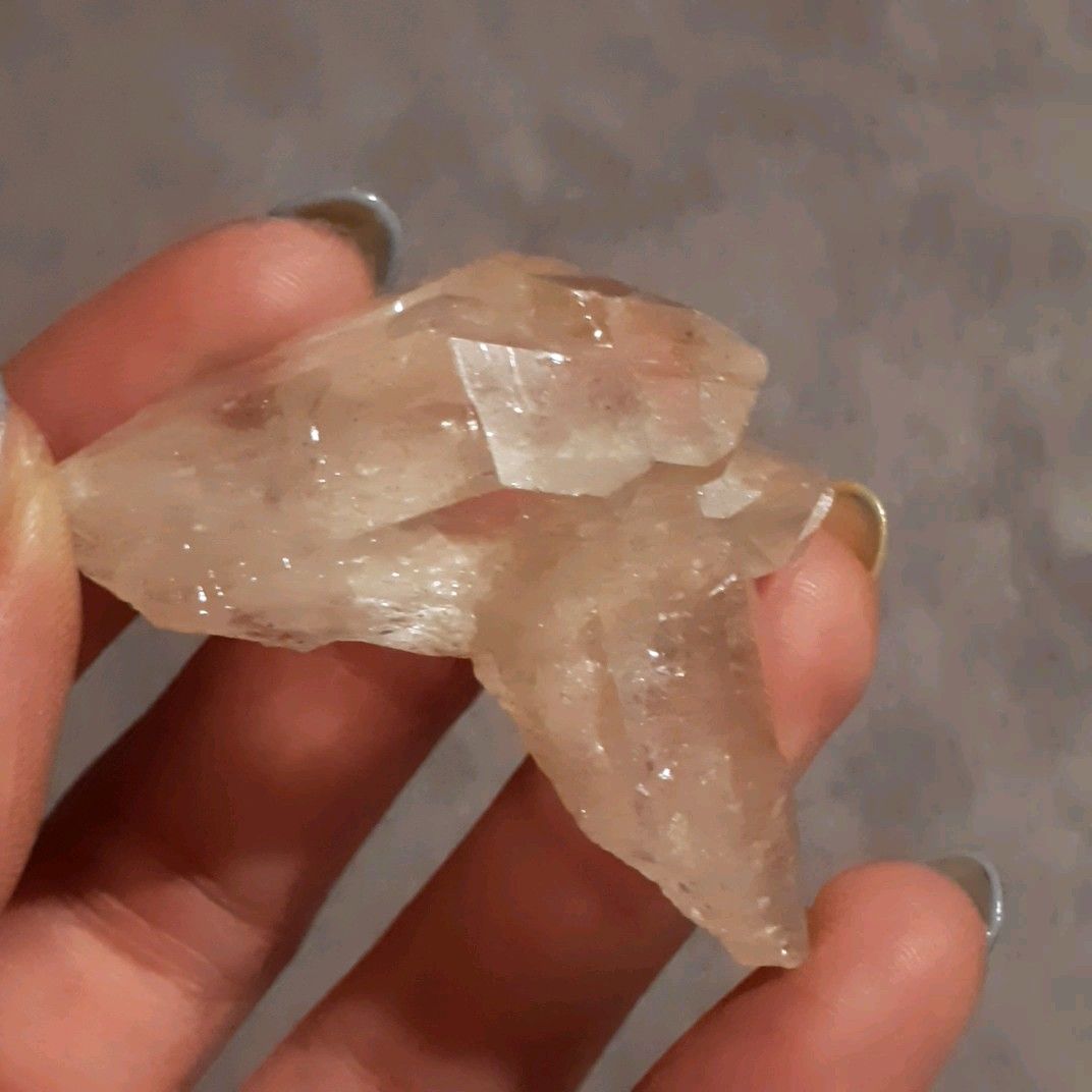 ハイクオリティ ♪【インド、クル産 ヒマラヤ水晶 ピンクカラー クラスター ♪ほんのり虹あります♪】自然光撮影あり♪
