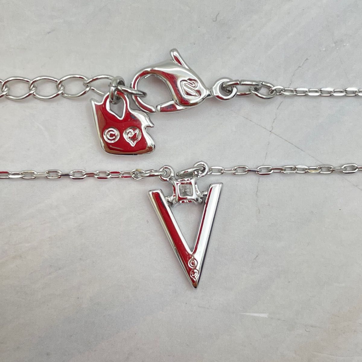 SWAROVSKI スワロフスキー Vロゴ ネックレス|Yahoo!フリマ(旧 SWAROVSKI スワロフスキー Vロゴ ネックレス|Yahoo!フリマ(旧
