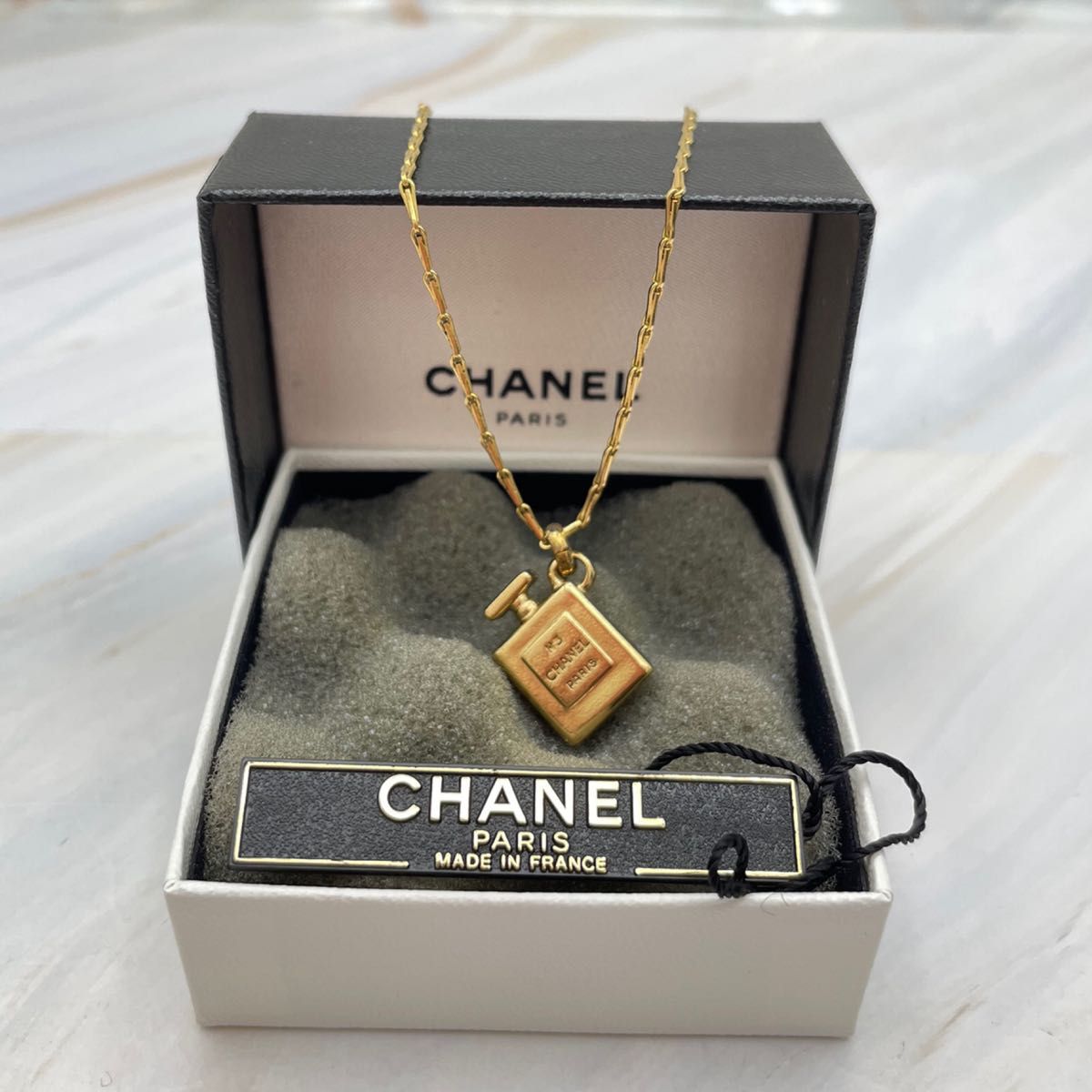 上品なファッション CHANEL シャネル ペンダントトップ モチーフ 香水ボトル ネックレス、ペンダント、チョーカー