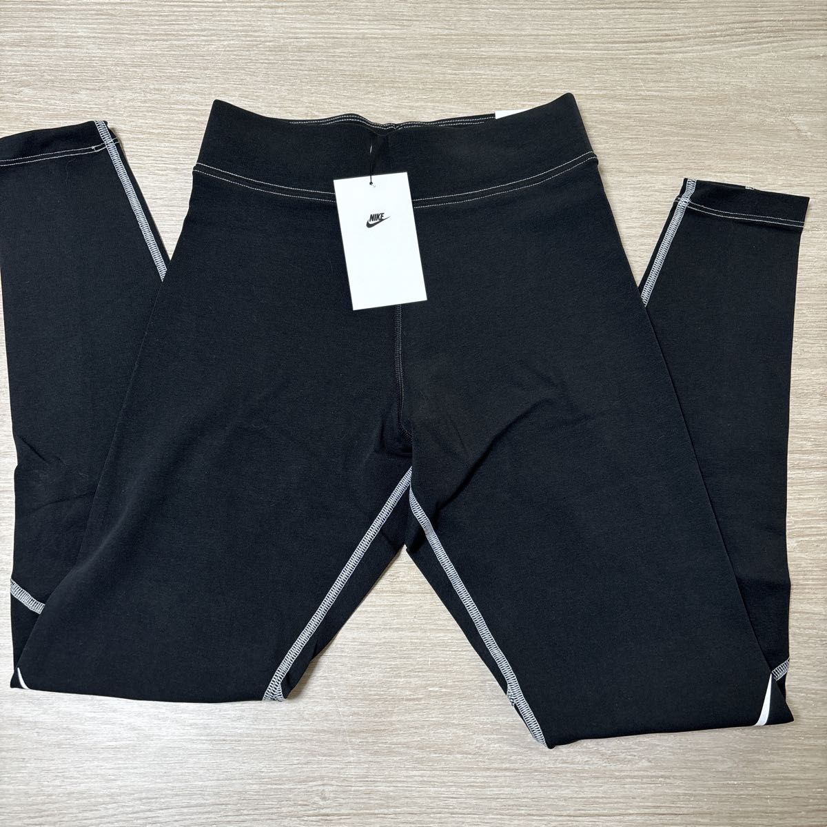 新品 NIKE 定価5500円 トレーニングパンツ レギンス Sサイズ 新品 NIKE 定価5500円 トレーニングパンツ レギンス Sサイズ