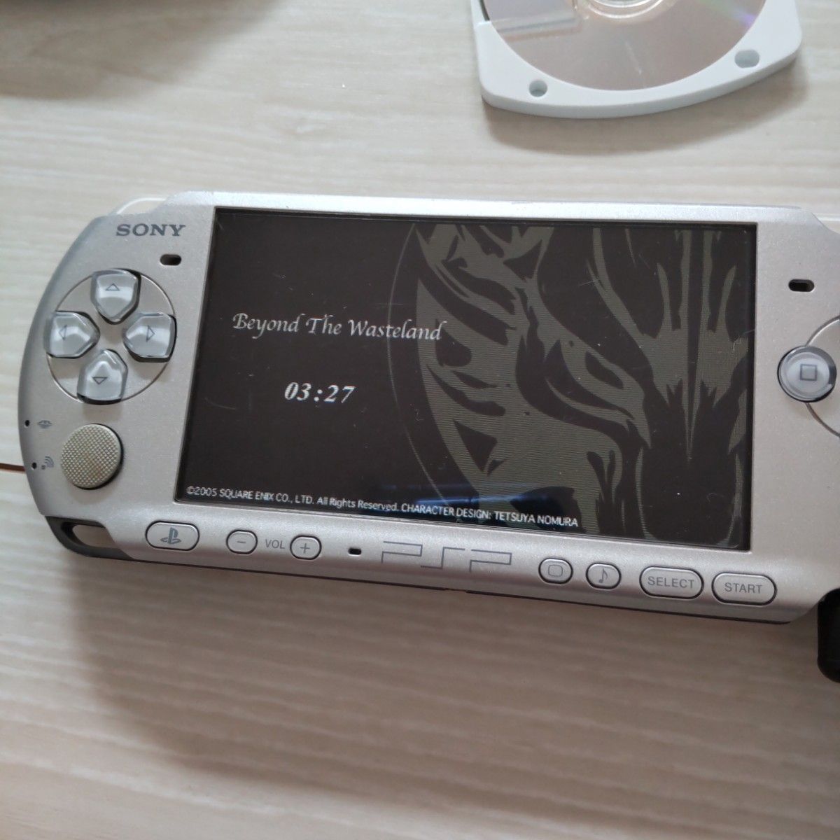 美品 psp3000本体 シルバー 新品バッテリー ゲーム3つ メモリー 美品 psp3000本体 シルバー 新品バッテリー ゲーム3つ メモリー