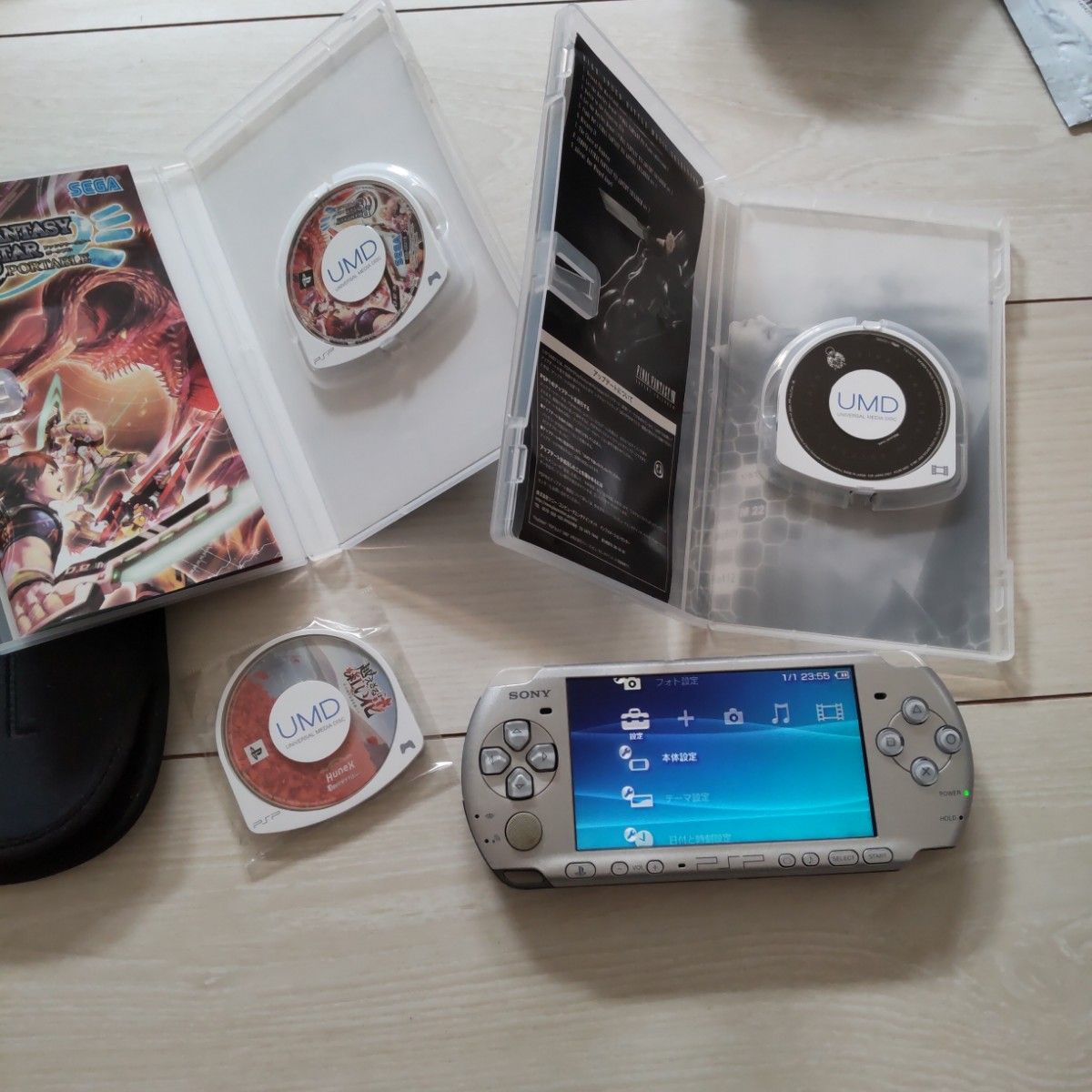 美品 psp3000本体 シルバー 新品バッテリー ゲーム3つ メモリー 美品 psp3000本体 シルバー 新品バッテリー ゲーム3つ メモリー