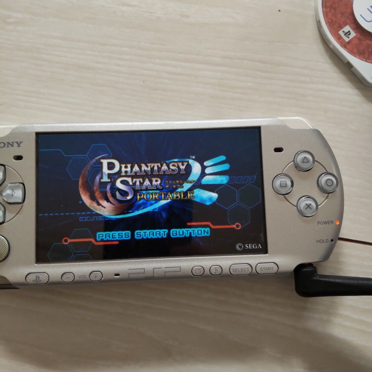 美品 psp3000本体 シルバー 新品バッテリー ゲーム3つ メモリー 美品 psp3000本体 シルバー 新品バッテリー ゲーム3つ メモリー