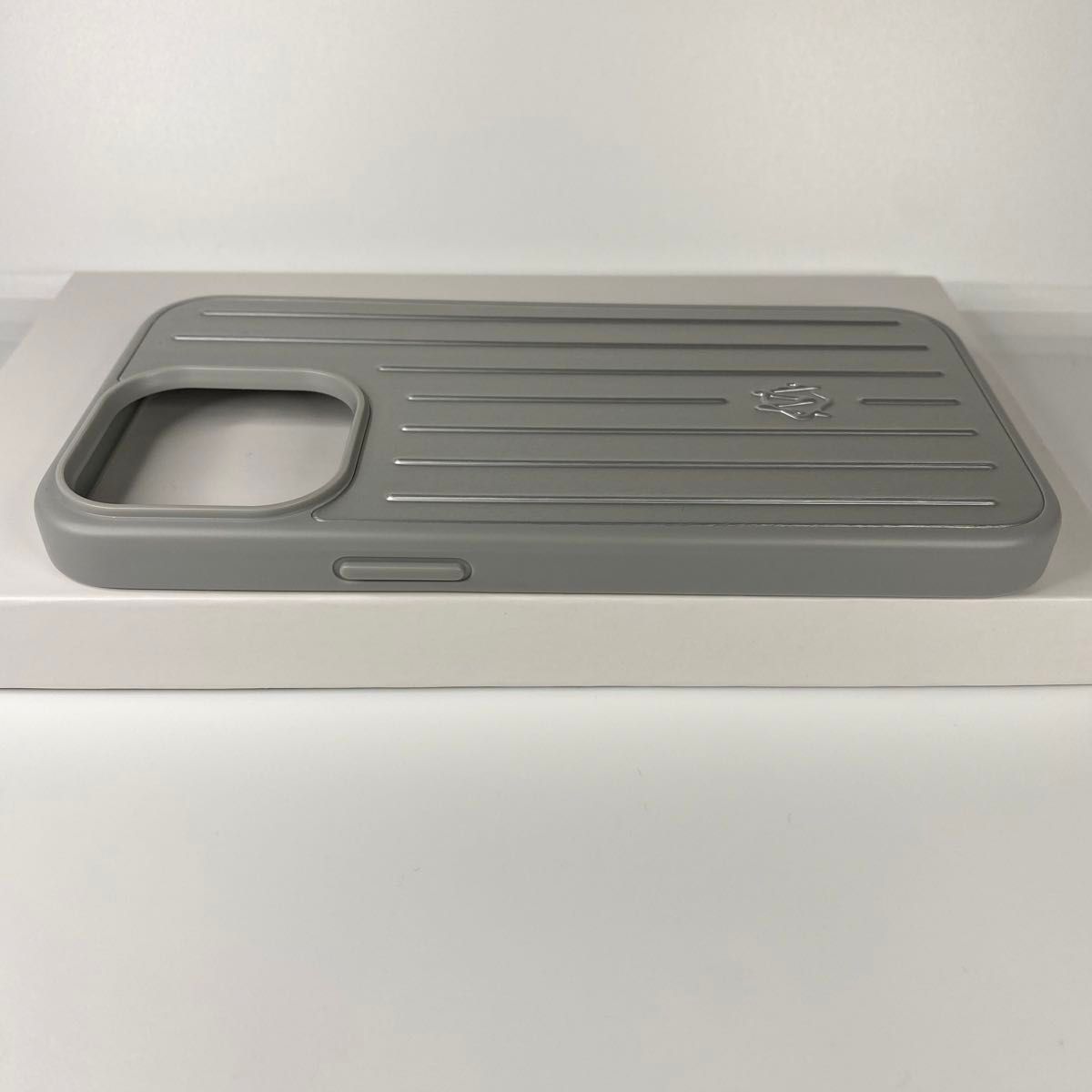 未使用品 RIMOWA リモワ スマホケース iPhoneケース シルバー 未使用品 RIMOWA リモワ スマホケース iPhoneケース シルバー