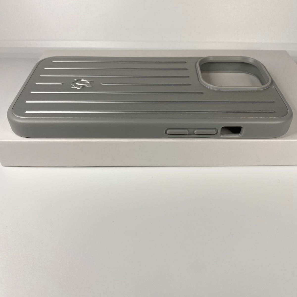 未使用品 RIMOWA リモワ スマホケース iPhoneケース シルバー 未使用品 RIMOWA リモワ スマホケース iPhoneケース シルバー