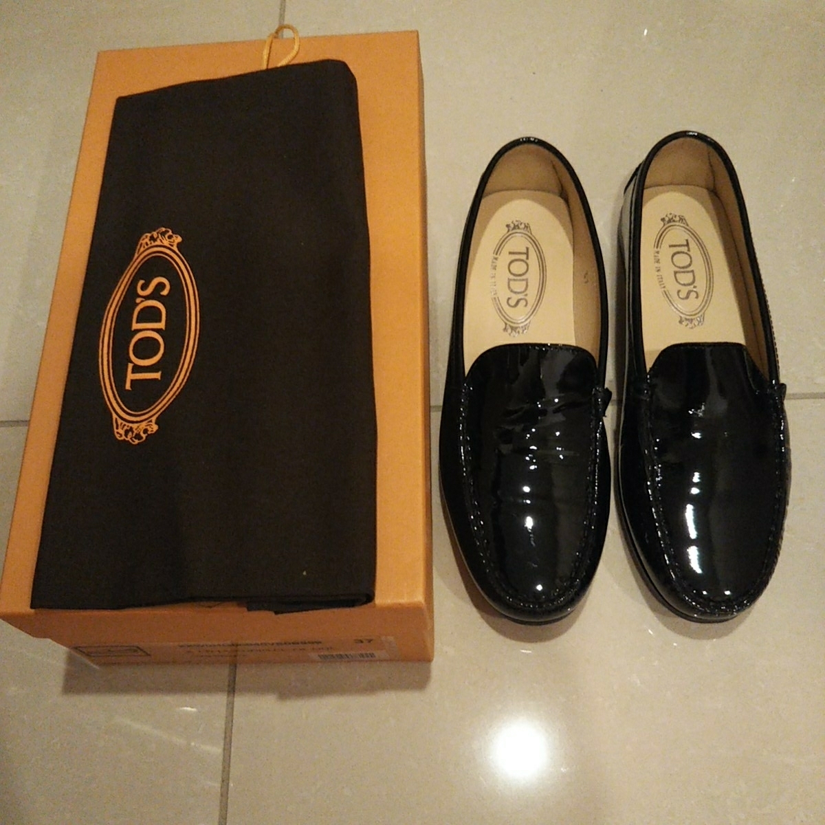 トッズ TOD'Sローファー シンプル ラウンドトゥ エナメル 黒色 革底