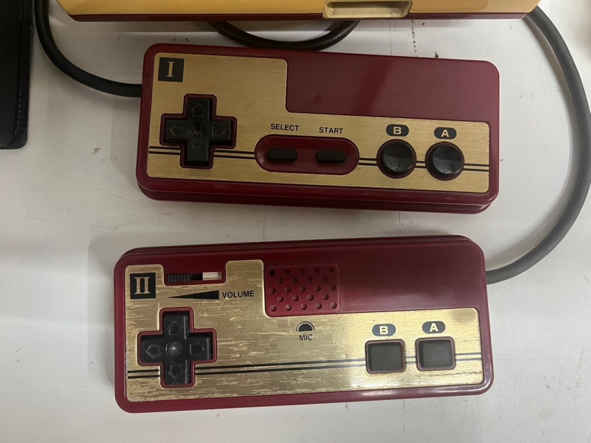 ファミコン初期型「四角ボタン」の買取価格はいくら?プレミアが ファミコン初期型「四角ボタン」の買取価格はいくら?プレミアが