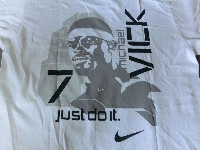 USA購入 ナイキ【Nike】製 NFLアメフト 伝説のQB マイケル ヴィック【Michael Vick】フェイスバックプリント入りＴシャツUS BOY'S XLサイズ_画像6