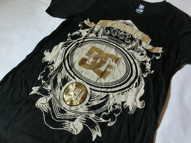 USA購入 人気スケボー系アメカジブランド【DC SHOES】 VネックゴールドLOGOプリント入りＴシャツUS Sサイズ ブラック_画像4