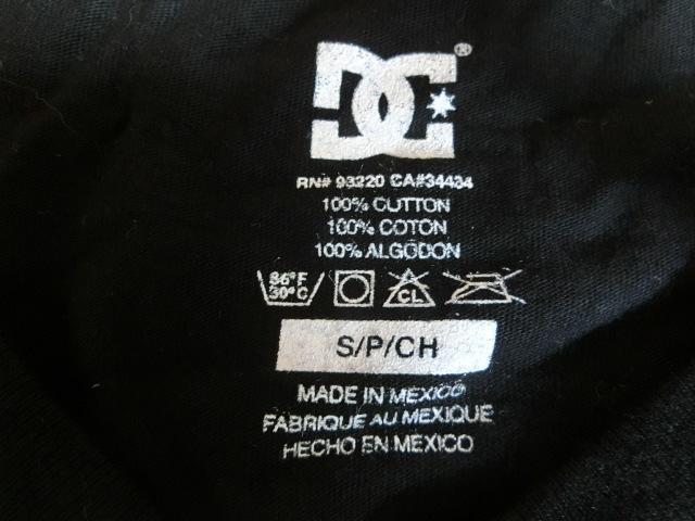 USA購入 人気スケボー系アメカジブランド【DC SHOES】 VネックゴールドLOGOプリント入りＴシャツUS Sサイズ ブラック_画像6