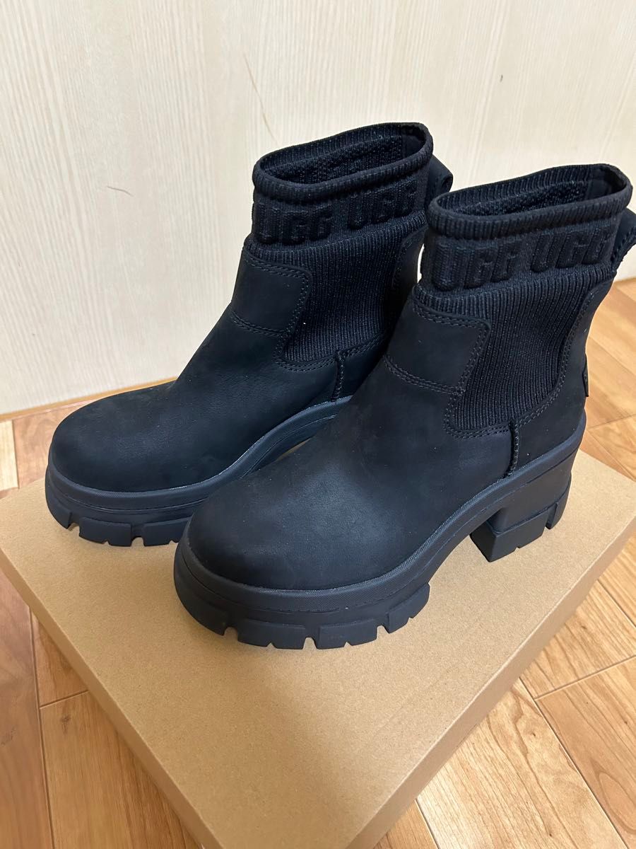 新品未使用正規品UGG Brooklyn Chelsea 23.5cm 厚底 新品未使用正規品UGG Brooklyn Chelsea 23.5cm 厚底