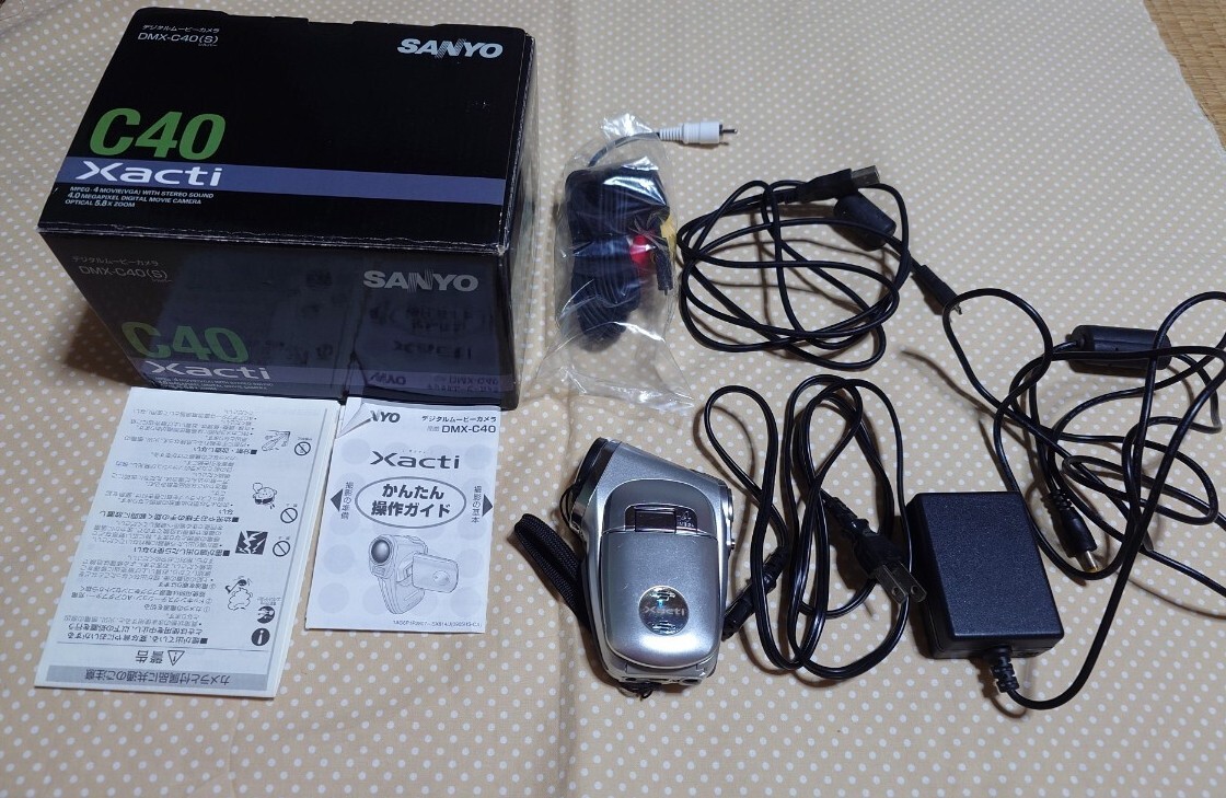 【現状品・通電確認済】SANYO デジタルムービーカメラ　DMX-C40 シルバー