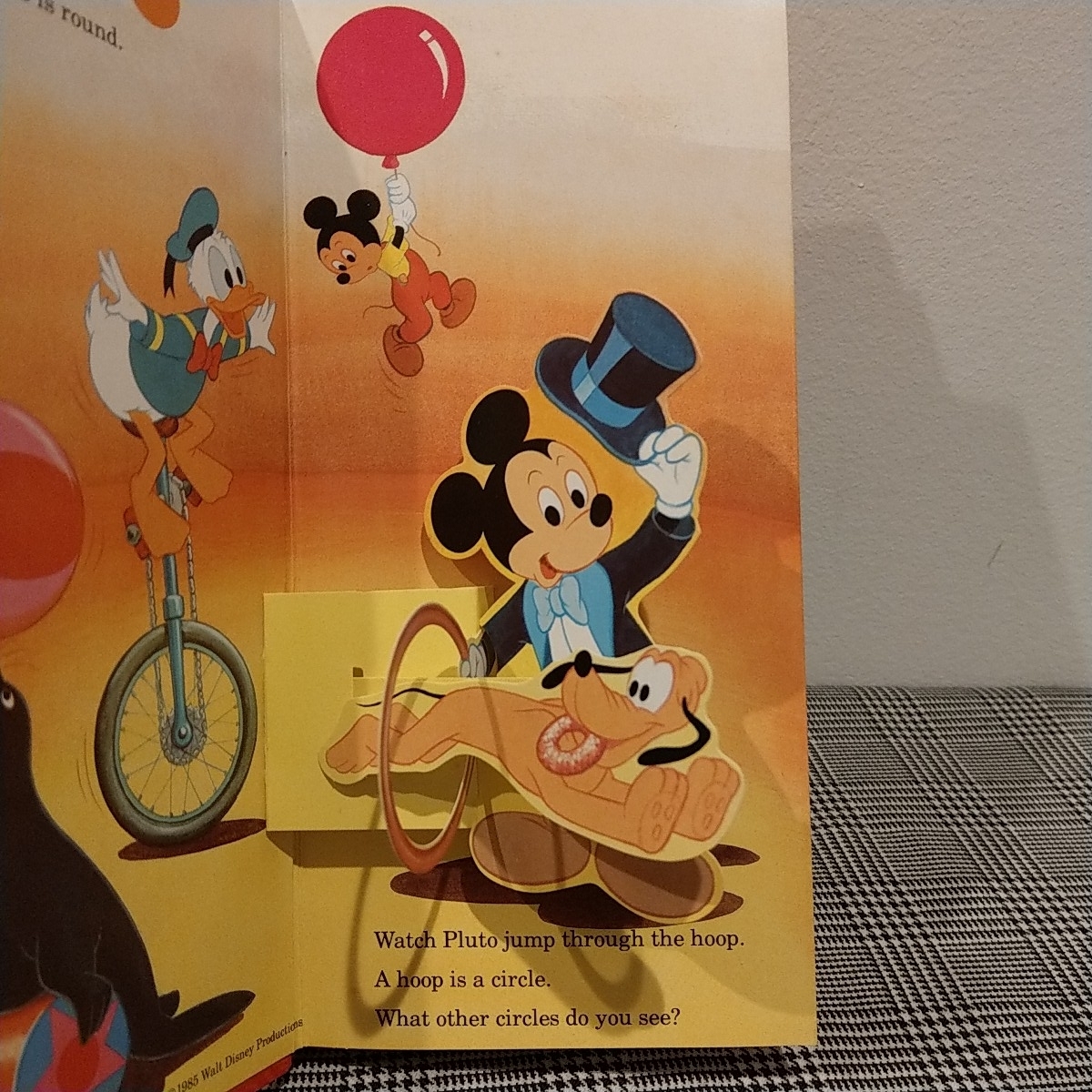  английский язык Disney книга с картинками для маленьких MICKEY\'S POPUP BOOK OF SHAPES pop up рука .. VERSION 1985 год выпуск 